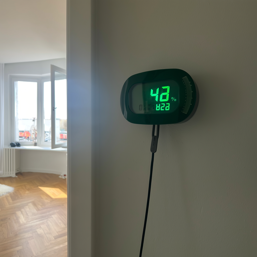 Ciobănesc karakachan cu blană dublă albă stând într-un apartament din Sofia iarna