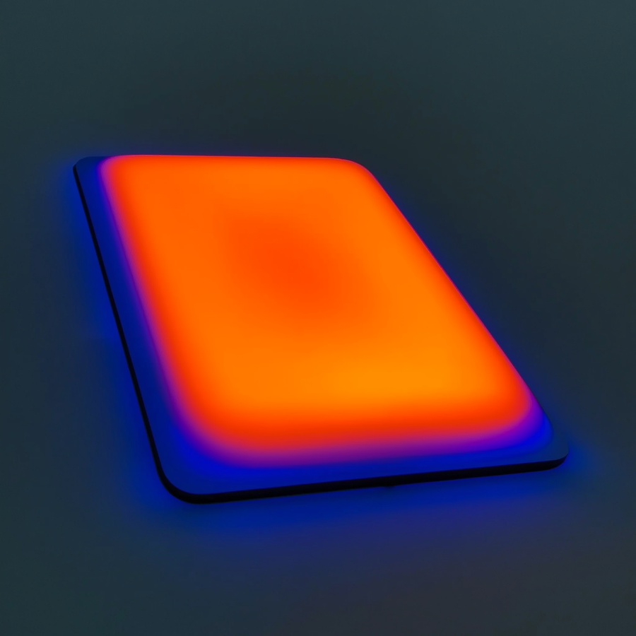 Pisică tigrată ghemuită pe un router WiFi cu LED-uri aprinse, în living, iarna